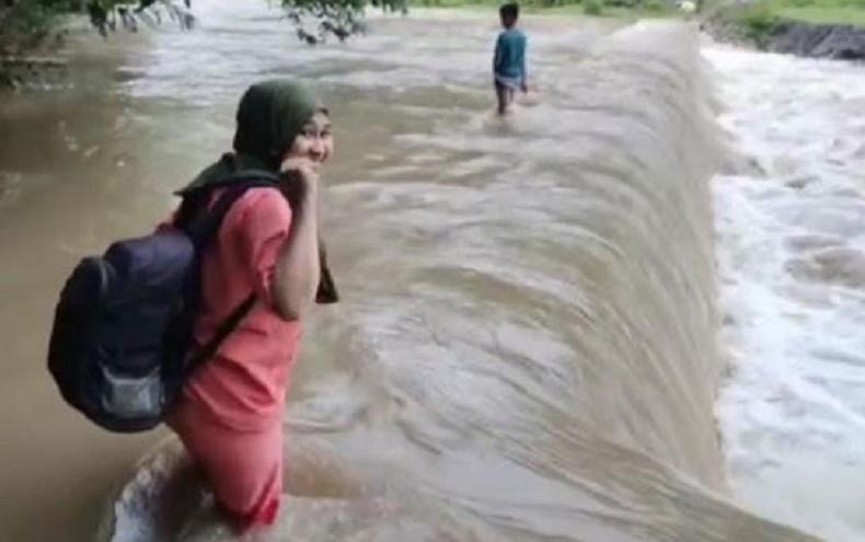 Viral Perjuangan Bidan Cantik di Bone Terobos Banjir Demi Bantu Persalinan Ibu Hamil