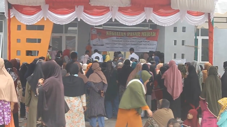 Demi Sembako, Ibu-Ibu di Aceh Barat Antre dan Desak-desakan di Pasar Murah