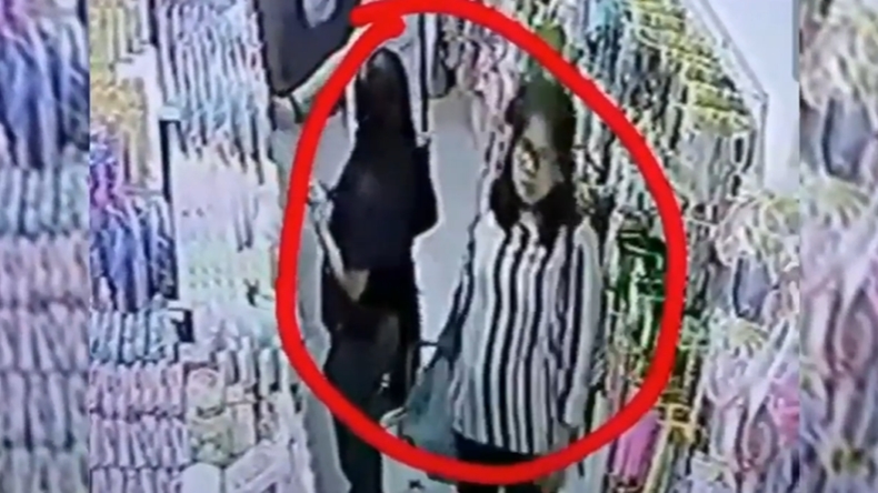 Emak-Emak di Bandarlampung Curi Kosmestik dan Setrika, Aksinya Terekam CCTV
