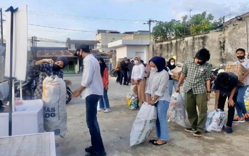 Inovatif, Pengunjung Kafe Ini Bisa Bayar Makan dan Minum Pakai Sampah