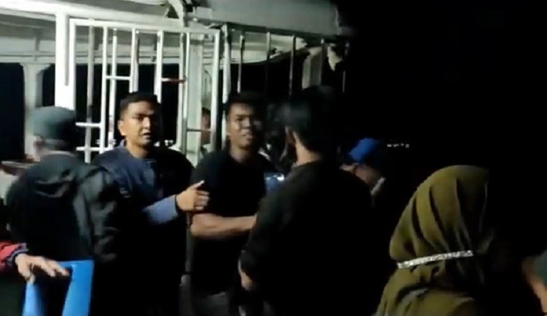 title Bikin Heboh! Penumpang Feri Lompat ke Laut Diduga Gangguan Jiwa Bikin Heboh! Penumpang Feri Lompat ke Laut Diduga Gangguan Jiwa