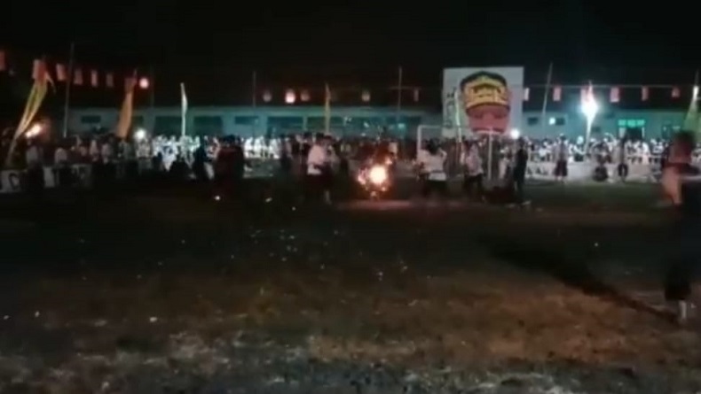title Sambut Ramadhan, Santri di Cirebon Gelar Tradisi Sepak Bola Api dan Mandi Petasan Sambut Ramadhan, Santri di Cirebon Gelar Tradisi Sepak Bola Api dan Mandi Petasan