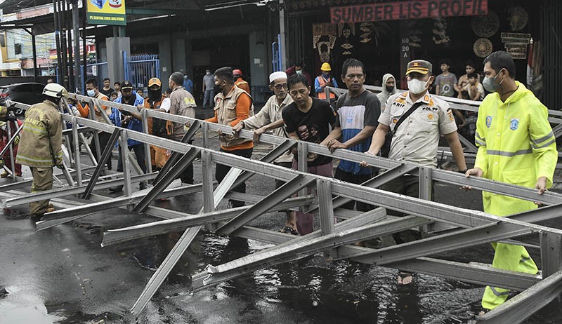 Baliho Roboh Timpa Pengendara Motor di Jalan Pahlawan Revolusi Jakarta Timur - Bagian 2