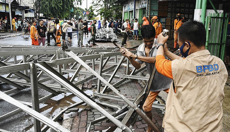 Baliho Roboh Timpa Pengendara Motor di Jalan Pahlawan Revolusi Jakarta Timur - Bagian 1
