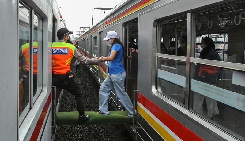 Foto-Foto Penumpang Kereta Dievakuasi setelah KRL Tujuan Kota Mendadak Berhenti - Bagian 4