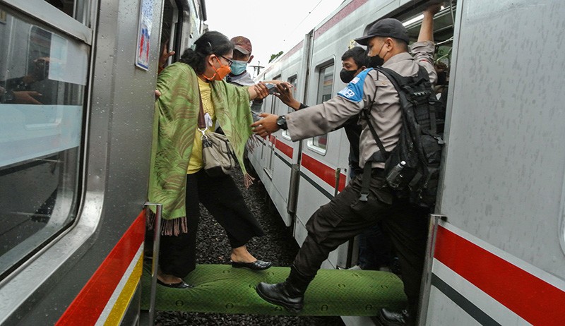 Foto-Foto Penumpang Kereta Dievakuasi setelah KRL Tujuan Kota Mendadak Berhenti - Bagian 3