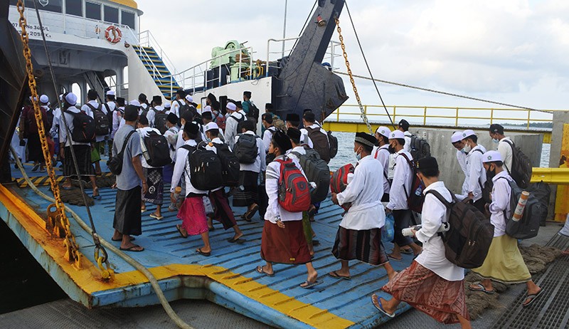 Bawa Bendera Merah Putih dan NU, Ratusan Santri Pulang Kampung Naik Kapal Laut - Bagian 2