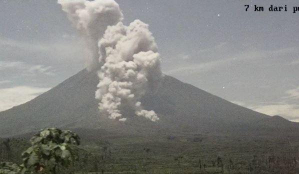 Gunung Semeru Luncurkan Awan Panas Guguran Sejauh 4 Km, Ini Imbauan BPBD