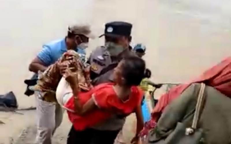 Aksi Heroik Bhabinkamtibmas Gendong Emak-Emak ke Rumah Sakit Tempuh Jarak 1,5 Jam
