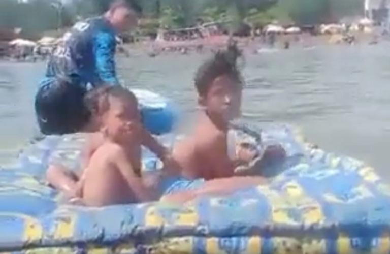  Viral Bocah Naik Kasur Terseret Arus hingga 2 Km dari Pantai, Begini Kronologinya