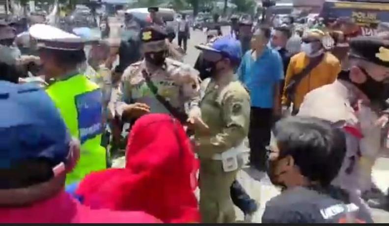 Demo Tuntut Pembongkaran Portal Alun-alun Tegal Ricuh, 2 Kelompok Massa Baku Hantam 