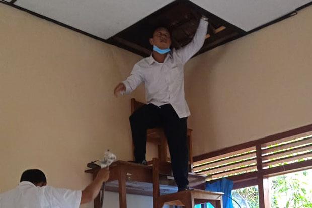  Cerita Guru SD Layanan, Harus Kerjakan Sendiri Perbaikan Atap yang Rusak