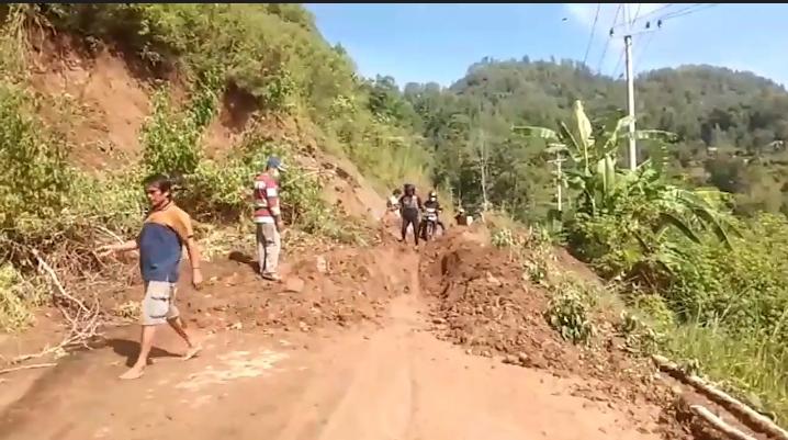 title Longsor di Jalur Trans Sulawesi, Akses Jalan Toraja Utara-Mamuju Lumpuh Total Longsor di Jalur Trans Sulawesi, Akses Jalan Toraja Utara-Mamuju Lumpuh Total