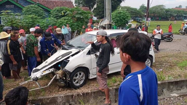 Mobil Agya Terserempet Kereta Siliwangi di Selajambe Cianjur, Pengendara Selamat