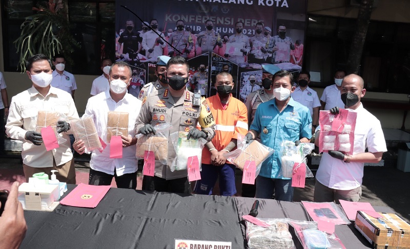 title Polresta Malang Gagalkan Peredaran 9,2 Kg Sabu dan Ganja dari Luar Jatim Polresta Malang Gagalkan Peredaran 9,2 Kg Sabu dan Ganja dari Luar Jatim