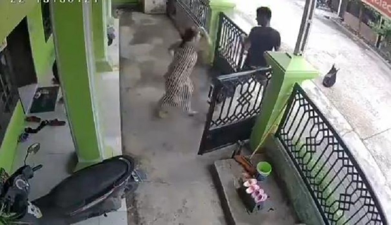 Viral Pria Lecehkan Bocah di Teras Rumah Terekam CCTV, Netizen: Sahkan Hukum Kebiri