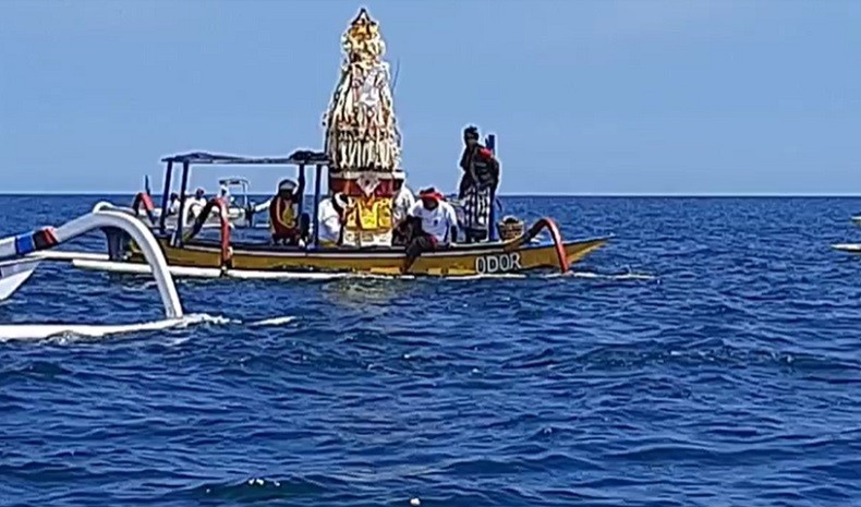 Perahu Mati Mesin saat Antar Sesajen ke Laut, Polair Gianyar Turun Tangan