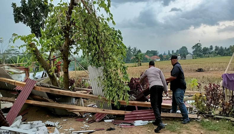 Disapu Puting Beliung, Atap Rumah di Citalang Purwakarta Beterbangan, Warga Panik