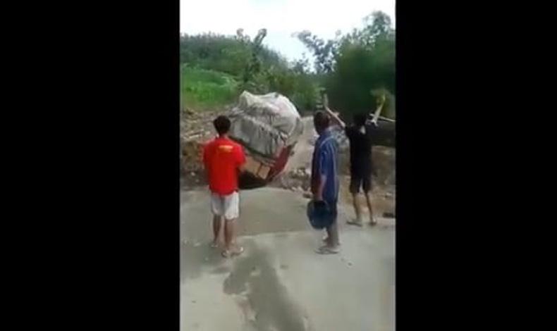 Jalur Utama Grobogan Menuju Salatiga-Boyolali Longsor, Mobil hingga Truk Terjebak 