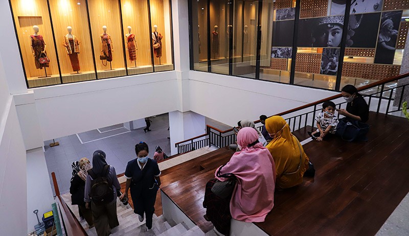 Geliat Pusat Perbelanjaan Sarinah pada Malam Hari - Bagian 3