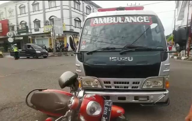 Terobos Lampu Merah, Ambulans Pembawa Jenazah di Parepare Hantam Pemotor