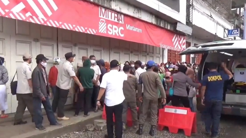 Kawal Antrean Minyak Goreng di Pandeglang, Polisi Siapkan Ambulans