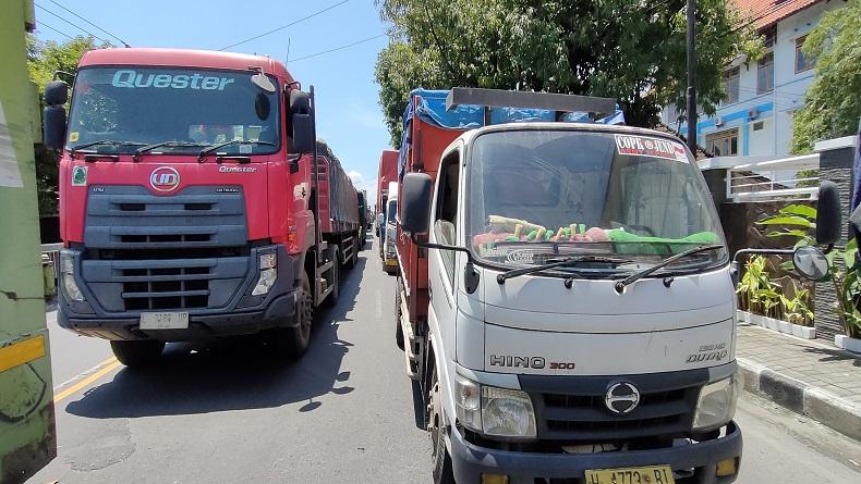 Kemacetan di Jalur Pantura Rembang Parah, Mobil Ambulans Ikut Terdampak 