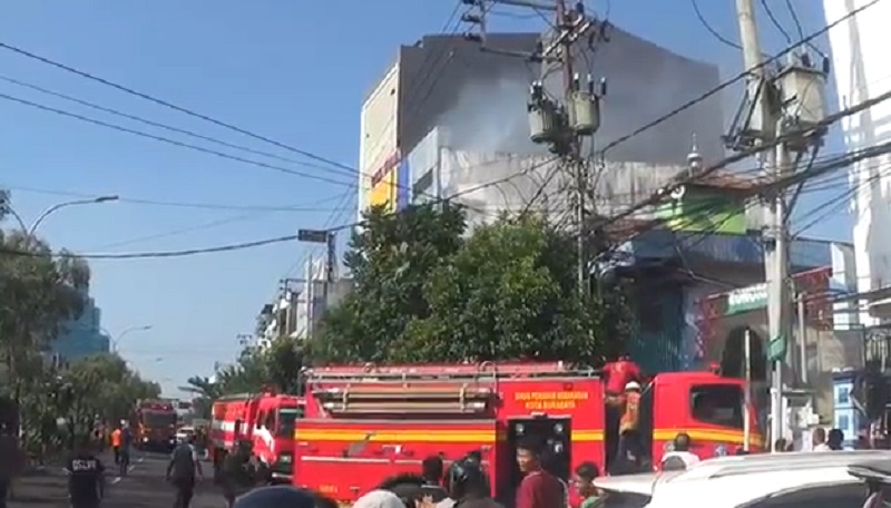 title Kantor Cabang BRI di Surabaya Terbakar, Pemkot Kerahkan 13 Unit Mobil PMK Kantor Cabang BRI di Surabaya Terbakar, Pemkot Kerahkan 13 Unit Mobil PMK