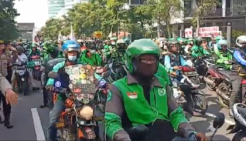 Aksi Sweeping Warnai Demo Ribuan Driver Ojol di Surabaya