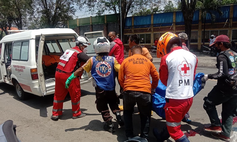 title Gagal Nyalip, Suami Istri Tewas Terlindas Truk Gandeng di Mojokerto Gagal Nyalip, Suami Istri Tewas Terlindas Truk Gandeng di Mojokerto