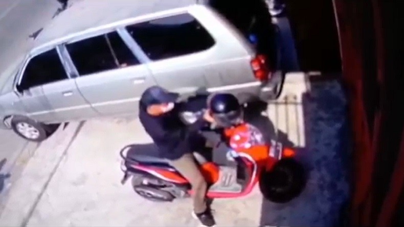 title Terekam CCTV, Pencurian Motor di Depan Toko Bahan Bangunan Berlangsung Dalam Hitungan Detik Terekam CCTV, Pencurian Motor di Depan Toko Bahan Bangunan Berlangsung Dalam Hitungan Detik