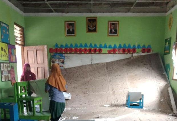 title Bangunan Baru 4 Tahun, Plafon TK di Saptosari Gunungkidul Runtuh Bangunan Baru 4 Tahun, Plafon TK di Saptosari Gunungkidul Runtuh