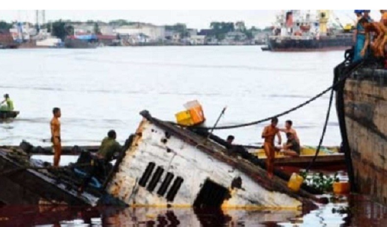 Tongkang Karam di Perairan Penebang Kalbar Cemari Air Laut