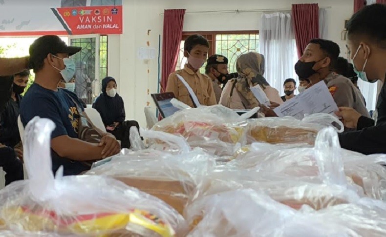Ikut Vaksinasi Covid-19, Warga Bangka Tengah Dapat Minyak Goreng