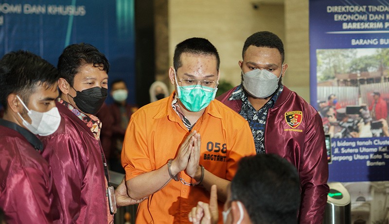 Penampakan Indra Kenz Pakai Borgol-Baju Tahanan Minta Maaf - Bagian 3