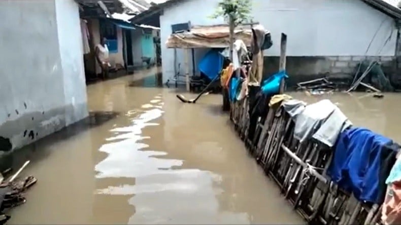 title Tiga RT di Kelurahan Pakis Banyuwangi Kebanjiran, 300 KK Terisolasi Tiga RT di Kelurahan Pakis Banyuwangi Kebanjiran, 300 KK Terisolasi