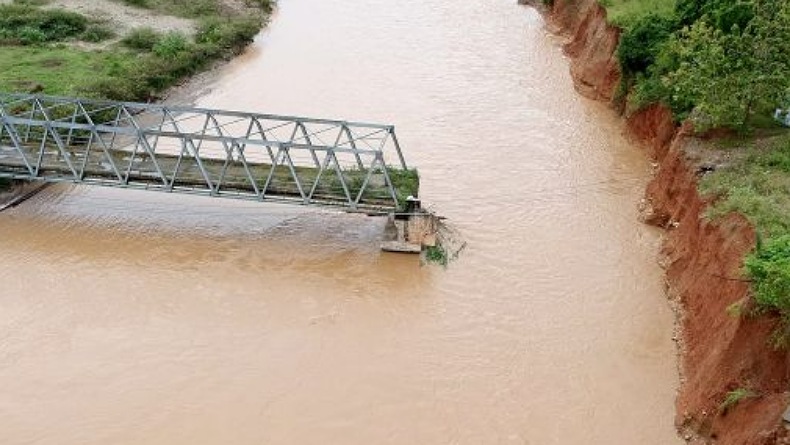 Tergerus Air Sungai, Jalan dan Jembatan di Bone Bolango Ambles