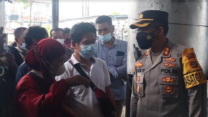 Temui Warga Antre Minyak Goreng, Kapolresta Denpasar: Jangan Panik Stok Aman