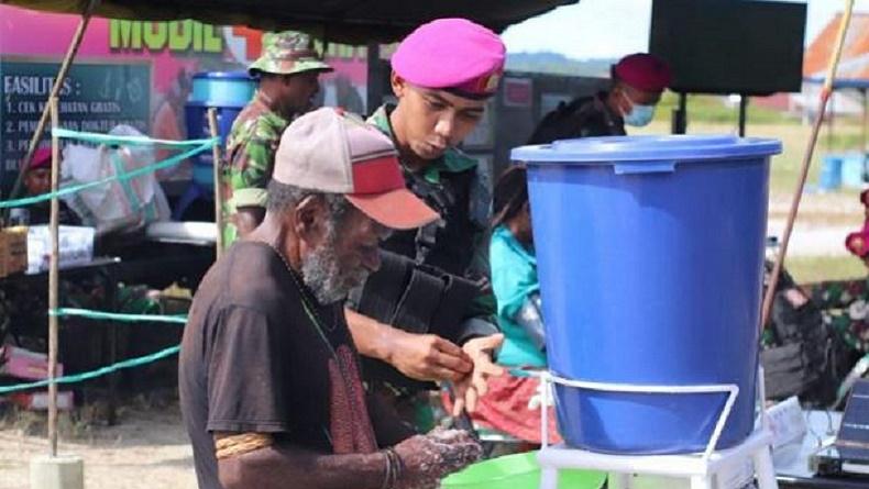 Jalin Komunikasi Sosial, Ini Cara Marinir Dekatkan Diri dengan Rakyat Papua