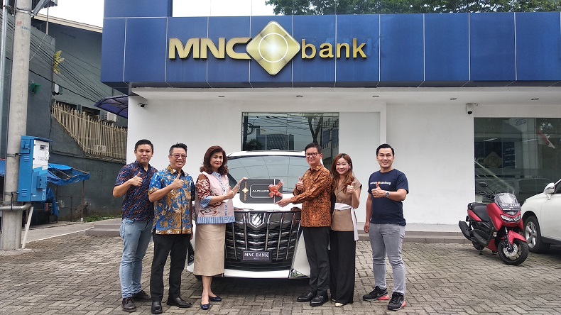 MNC Bank Serahkan Grand Prize Toyota Alphard ke Nasabah di Medan