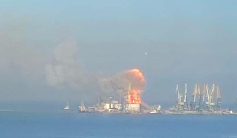 Kapal Logistik Rusia di Pulau Ular Dihancurkan Tentara Ukraina