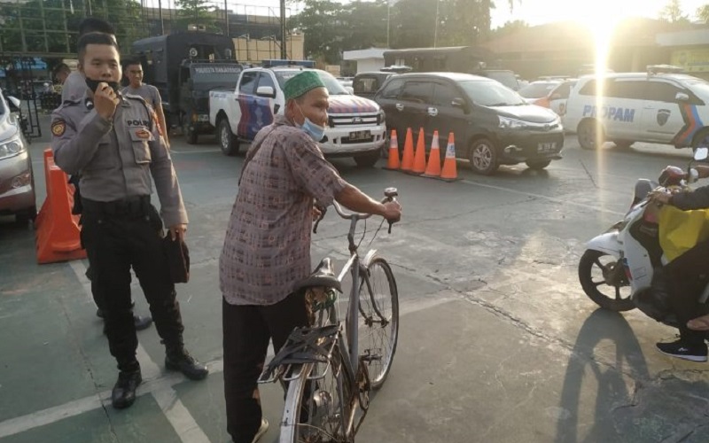 Salut Perjuangan Kakek Gowes Sepeda untuk Divaksin, Tolak Diantar Polisi saat Pulang 