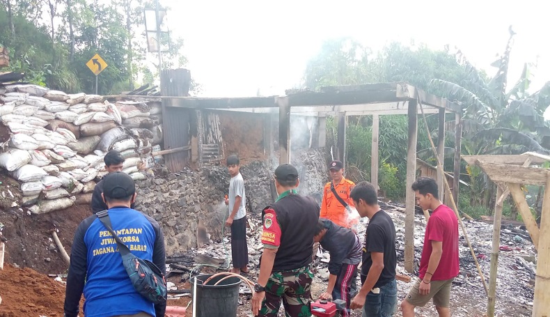 Rumah Terbakar Hebat, Nyawa Janda Beranak 2 di Sukabumi Nyaris Melayang