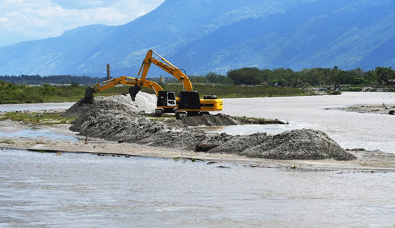 Pasir Sungai Palu Dikeruk untuk Antisipasi Banjir - Bagian 2