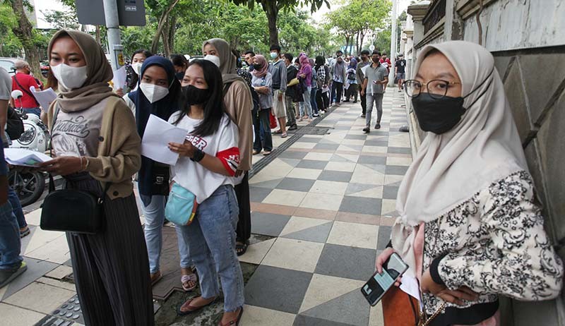 Vaksinasi Booster Jadi Syarat Mudik, Warga Ramai-Ramai Disuntik Dosis Ketiga - Bagian 2