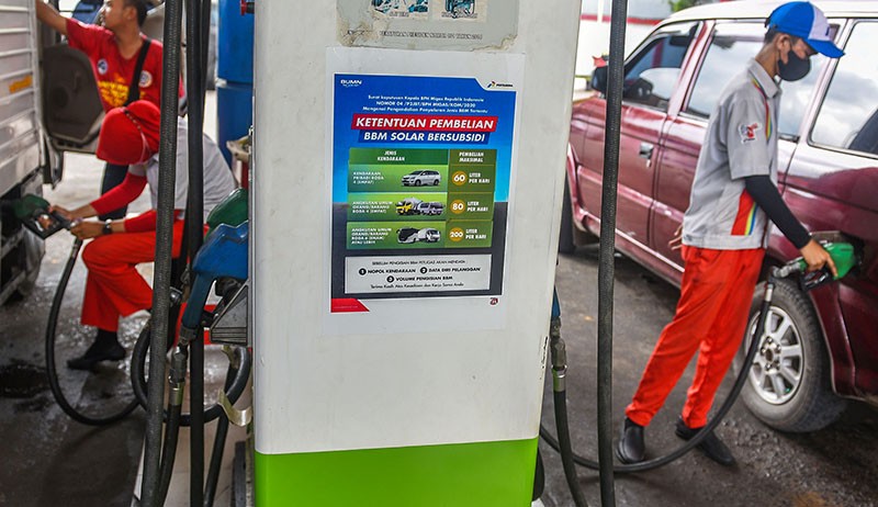 Solar Langka, Kendaraan Antre Panjang di SPBU Palembang Bikin Macet - Bagian 5