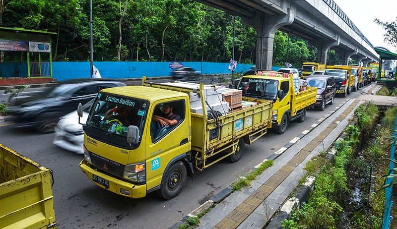 Solar Langka, Kendaraan Antre Panjang Di SPBU Palembang Bikin Macet