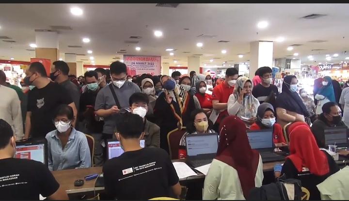 Demi Minyak Goreng 1 Liter, Ratusan Warga Berdesakan Daftar Donor Darah