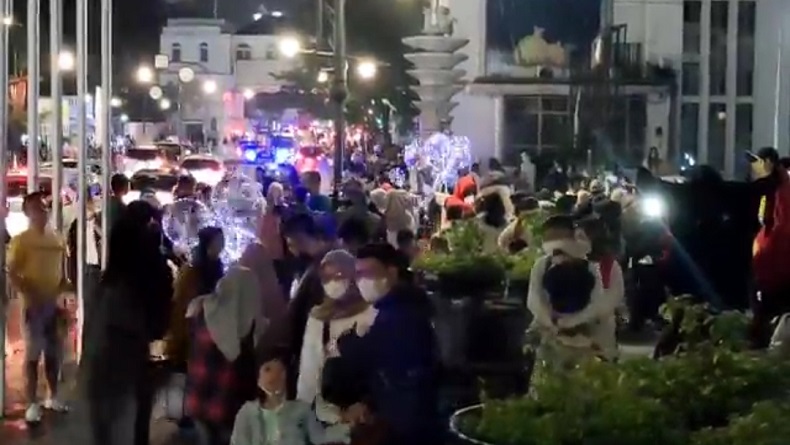 Ribuan Wisatawan Padati Asia Afrika Bandung, Banyak yang Tak Patuh Prokes