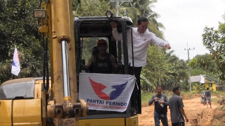 Bantu Masyarakat Perbaiki Jalan Rusak di Bangka, Ini Kata Ketua DPW Partai Perindo Babel